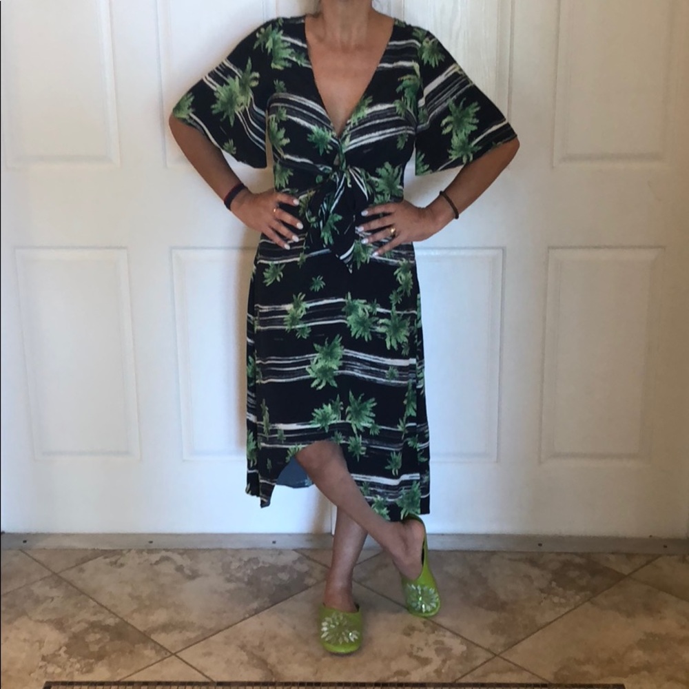 NWOT. High low short sleeves dress.